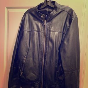 Men’s black leather bomber jacket in XL